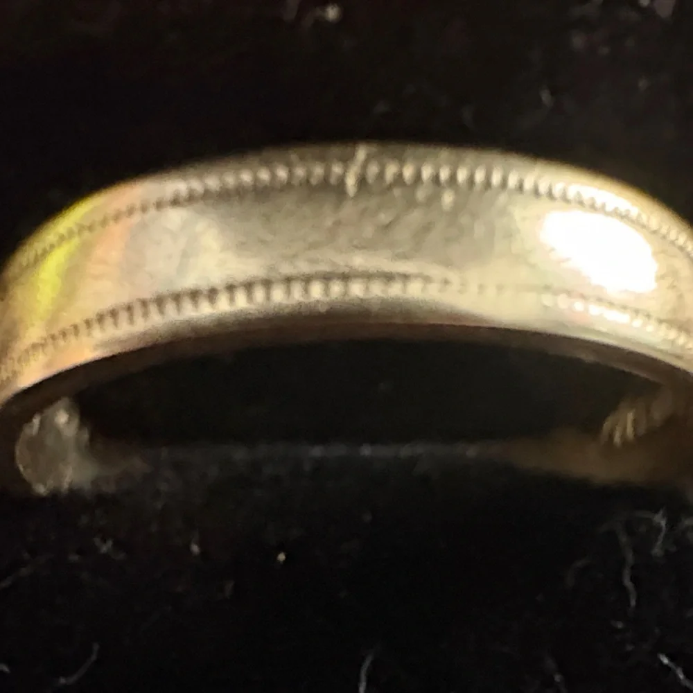Gold wedding band with migraine edge detail size 5 1/5 - Picture 1 of 6